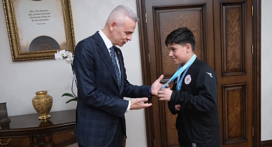 Madalyasını alan Vali Çiçekli'ye koştu